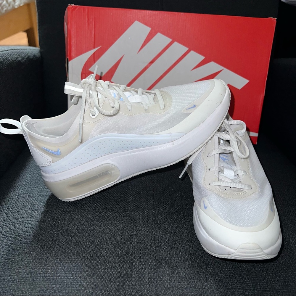 Nike Women's Sneakers in White and Light Gray